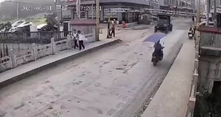 貨車撞斷限高架　鐵桿重砸2女學生