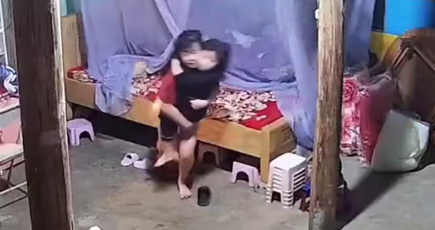 女孩突抱妹妹拚命衝出　下秒傳巨響驚見恐怖一幕