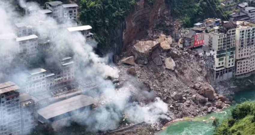 無預警山崩！土石狂洩吞房屋　民眾奔逃如災難電影