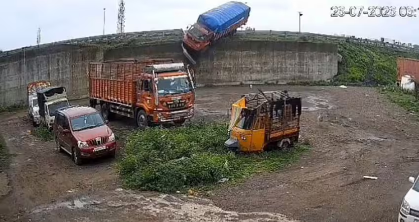 爆重大車禍！卡車撞破護欄墜落