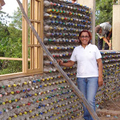 用塑膠瓶蓋房子？他回收逾8000個塑膠瓶當建築材料，結果成品讓人驚呆，根本比「普通房子」還要好！