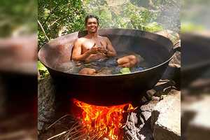 菲律賓男子坐進鐵鍋水裡「活活煮自己」還覺得很得意，可是他卻不知道他離死神那麼近…