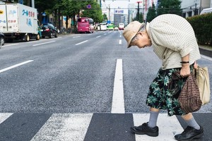 這一名80歲的日本婦人仍然還要去工作？攝影師捕捉了現今令人難過的日本！
