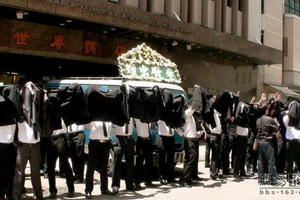 香港黑幫「新義安」大佬「李泰龍」的葬禮，實在太壯觀了！