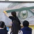 學生在黑板上創作「驚人的粉筆畫」，看到老師狠心一擦會讓你的心都碎了！ 