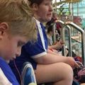 自閉症男童游泳比賽第一名卻被取消資格，詢問主辦單位的解釋竟是「游太快」！