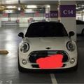 有三寶？白Mini「一半停線外」車格只用1/2！她Po照抱怨...網反讚「老司機才懂」超專業！