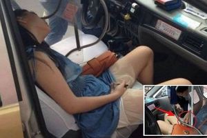 美女穿著透明短裙，在計程車內睡著了，司機的做法讓人忍不住....！  