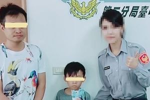 5歲男童拾獲7000元馬上拿到派出所，但網友都只盯著照片裡的「警察阿姨」看到臉紅！