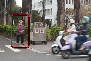 「想換阿婆笑容」路邊雞蛋糕阿嬤沒人光顧…超心疼！網友曝光真相：根本不是這樣！