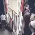 2孩獨自上手扶梯　男童「頭朝下」掉出推車外