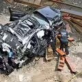 連人帶車墜落！BMW超速衝破高架護欄　傷亡情況曝