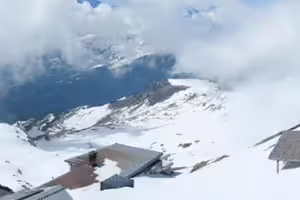 小情侶以為沒人！2600m山頂「忘情脫衣親密」直播鏡頭全放送