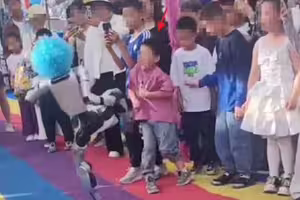機器人表演飛踢！男童慘遭狠踹倒地
