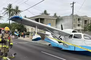 飛機突故障失控 遭迫降市區街頭 飛機突故障失控 遭迫降市區街頭