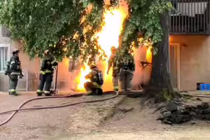 濃煙迎面而來 消防員檢查建築突爆炸 濃煙迎面而來 消防員檢查建築突爆炸