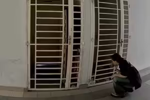 男深夜出現公寓外　偷拿門口鞋子猛聞