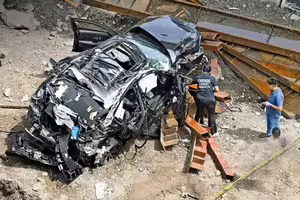 連人帶車墜落！BMW超速衝破高架護欄　傷亡情況曝