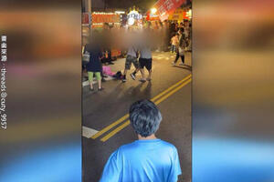夫妻逛夜市爆衝突!男毆打妻子波及路人 民眾出拳制止
