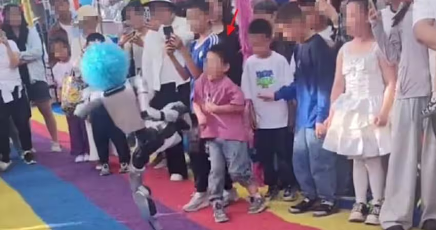 機器人表演飛踢！男童慘遭狠踹倒地