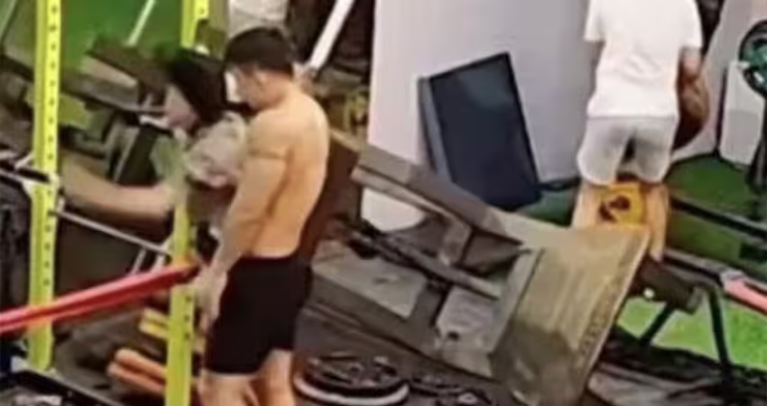 男子健身房失誤！妹子慘遭器材重砸