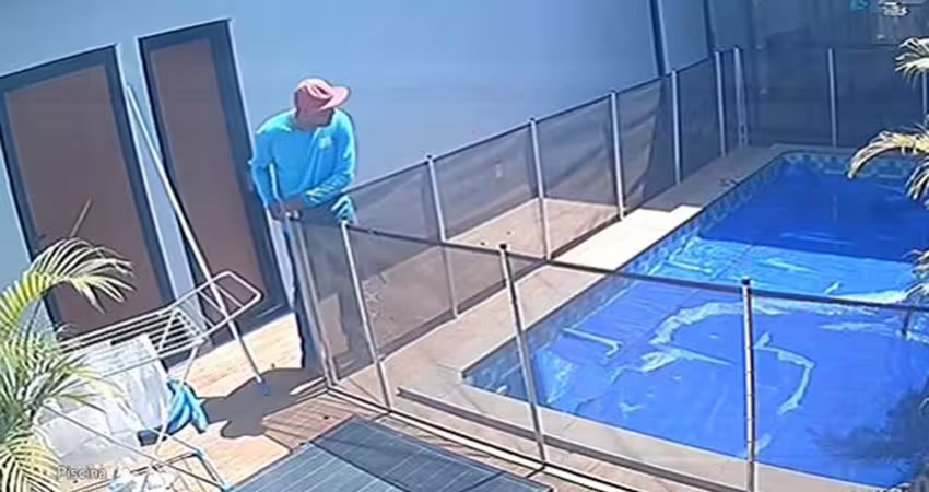 清潔工掀開泳池蓋　他一看嚇得跳下水