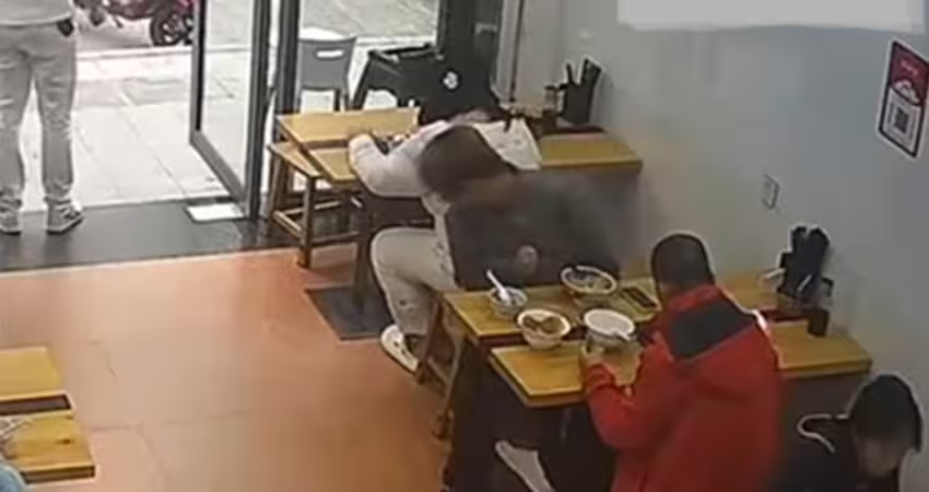 女子吃麵霸佔兩座位　男提醒反被熱麵淋頭