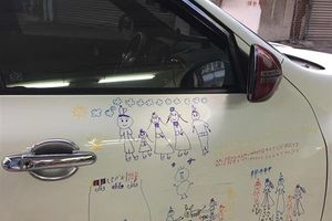 女兒燦笑在白車塗鴉　暖爸崩潰後心軟…直接包膜當寶貝