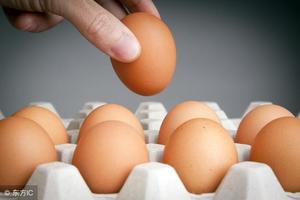 白鸡蛋、红鸡蛋哪种最好？鸡蛋虽好，但有3类人真的一口都别多吃