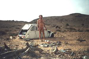 鋼鐵人是你？他在沙漠中車壞掉快死了，拆解車輛打造出「神作品」救他一命！