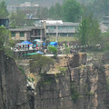 中國有個「全世界最危險的村莊」，位於垂直的懸崖上，「地形險峻」外出都要面對極大風險！