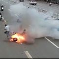 影／死裡逃生！電動車突爆炸起火　2人急跳車逃命