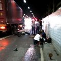 高雄過港隧道嚴重車禍　重機騎士遭貨櫃車輾壓慘死