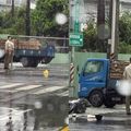 警還沒到...兩憲兵目睹車禍　暖關心傷者還淋雨指揮交通