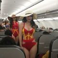 性感泳裝模特兒端飲品　越捷航空「機上服務」乘客樂歪！