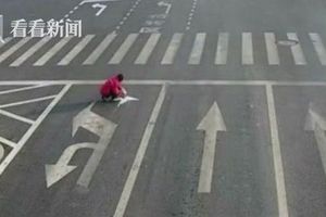 年度最強PS！不滿老是塞車　陸男拿油漆塗改車道