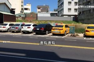 馬路中都能停！「台南式停車」超隨興　整排汽車卡人行道