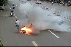 影／死裡逃生！電動車突爆炸起火　2人急跳車逃命