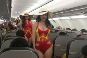 性感泳裝模特兒端飲品　越捷航空「機上服務」乘客樂歪！