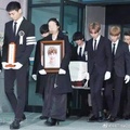 金鐘鉉出殯SHINee最後一次聚齊，少女時代也全回來了，照片看哭了
