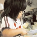 這名日本女孩5歲就會「打掃洗衣做飯」，當知道媽媽要她這麼做的「背後原因」後大家都哭了！