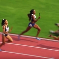 女選手接力賽落後第4名，奮起直追依然有一大段距離，逼近終點時她突然「光速現身」讓全場驚呼連連！