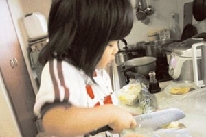 這名日本女孩5歲就會「打掃洗衣做飯」，當知道媽媽要她這麼做的「背後原因」後大家都哭了！
