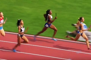 女選手接力賽落後第4名，奮起直追依然有一大段距離，逼近終點時她突然「光速現身」讓全場驚呼連連！