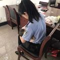 寶寶陪母出庭餓哭 法警脫衣餵奶