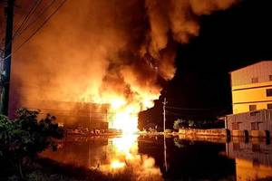 “烈燄驚人！台中鋁合金工廠大火 警消以泡沫搶救