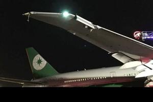 長榮班機撞燈柱機翼損 240名旅客延後返台