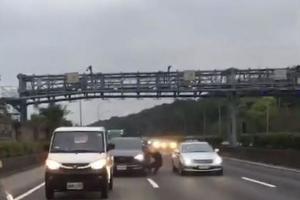 驚悚片 通緝犯跑上國道穿越車道遭撞死