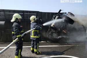 台2線濱海公路傳貨櫃車翻覆起火　消防人員赴援灌救