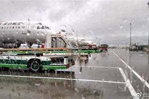 颱風暴雨侵襲…廣州白雲機場淹水成災　網笑：在機場看海！